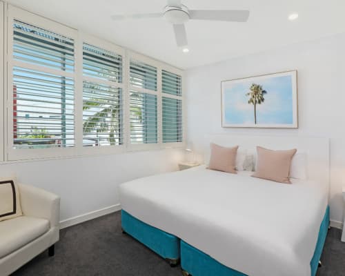 coolum-beach-1-or-2-bedroom-pool-view-room-4209 (2)